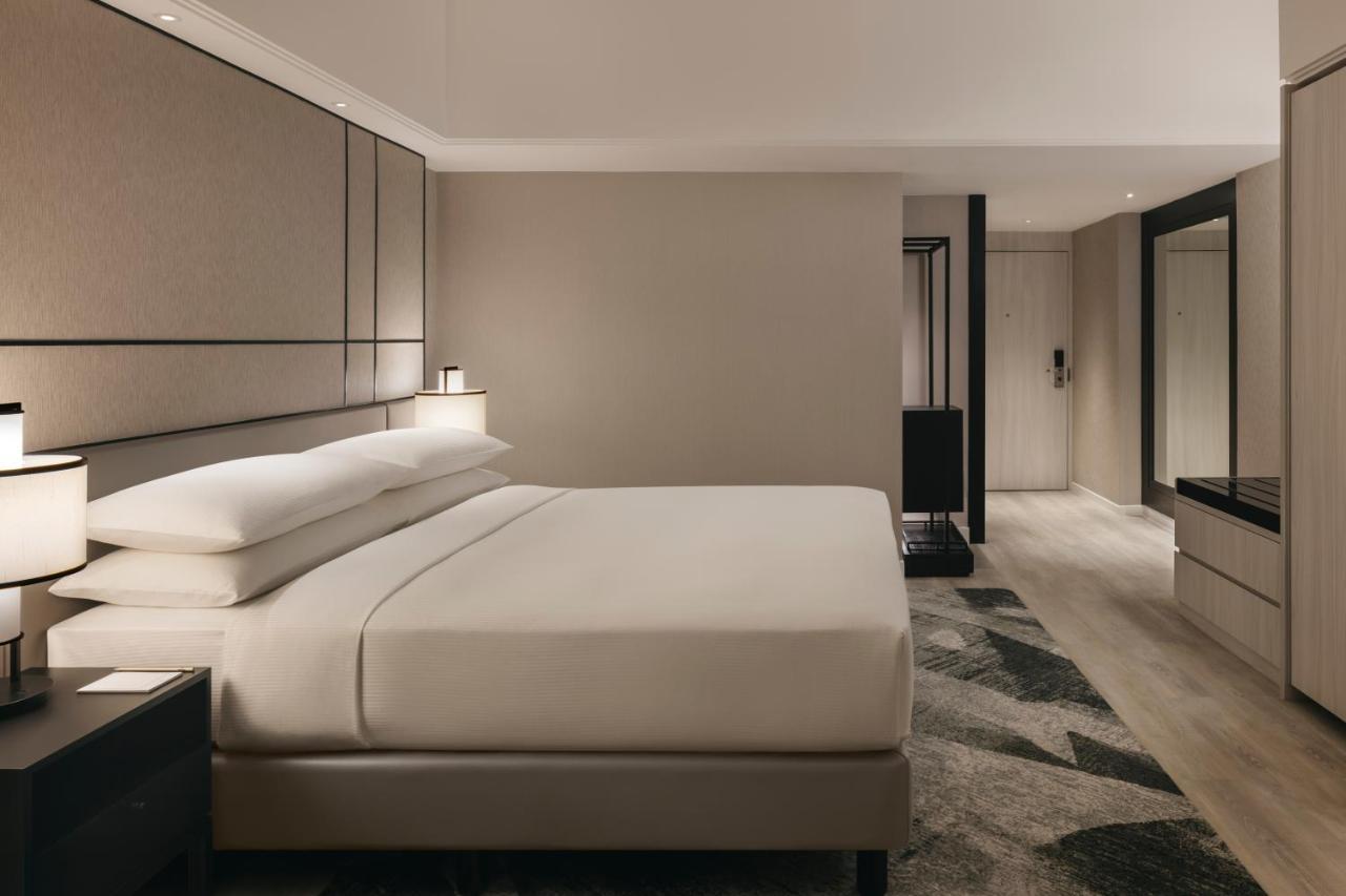 ฮิลตัน สิงคโปร์ ออร์ชาร์ด Hotel ภายนอก รูปภาพ A bedroom at the hotel